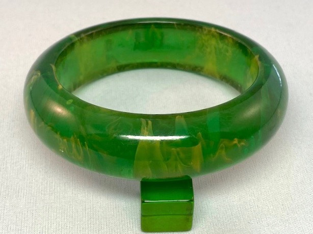 BB656 high dome cloudy marbled emerald prystal bangle